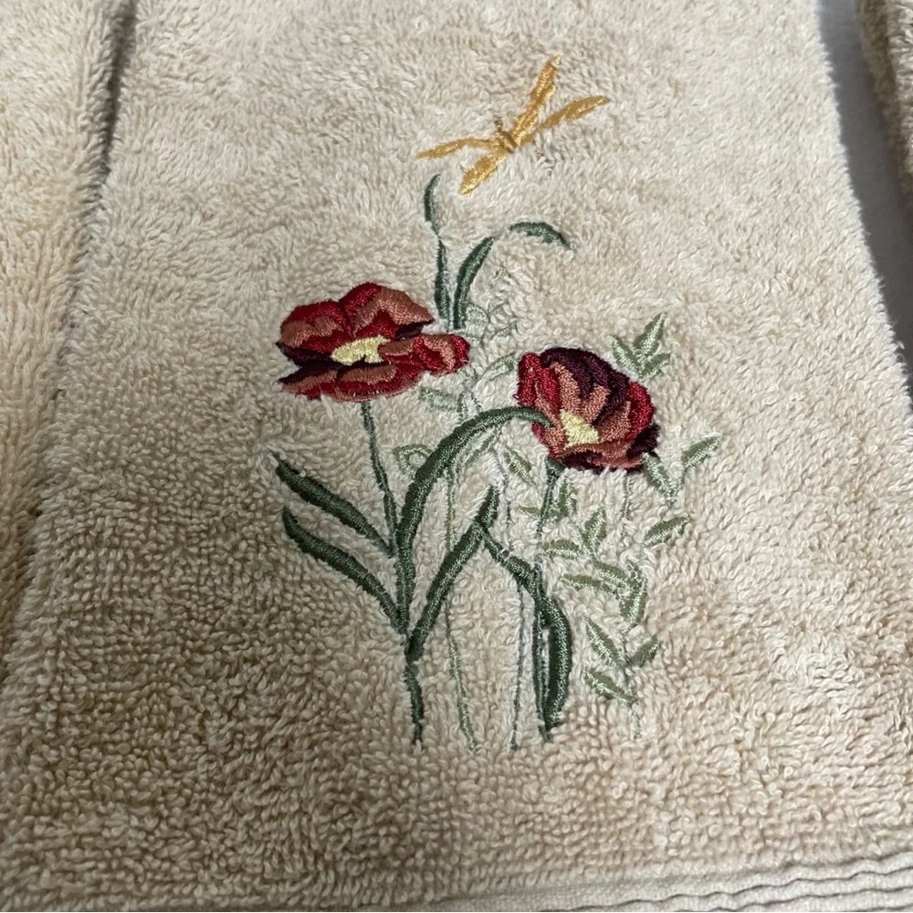 VTG Hand TOWEL SET 3 embroidered flowers, dragonfly, tan 25”x14” GUC